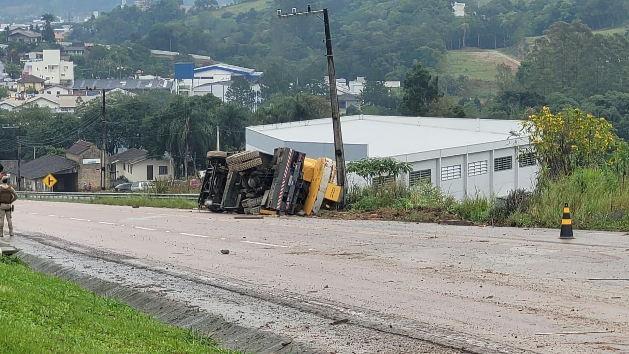 Caminhão Guindaste tomba na Serra da Bela Vista em Ituporanga