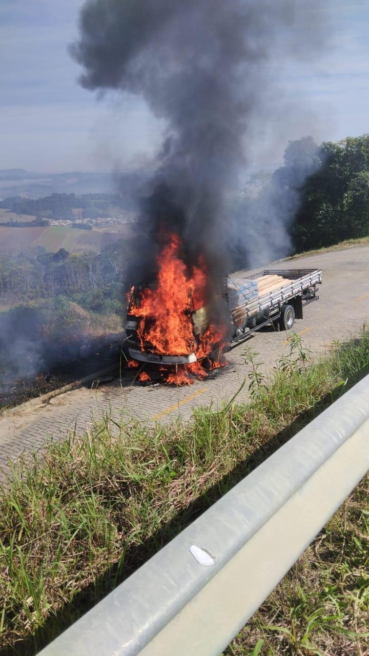 Caminhão pega fogo na SC-110 em Ituporanga