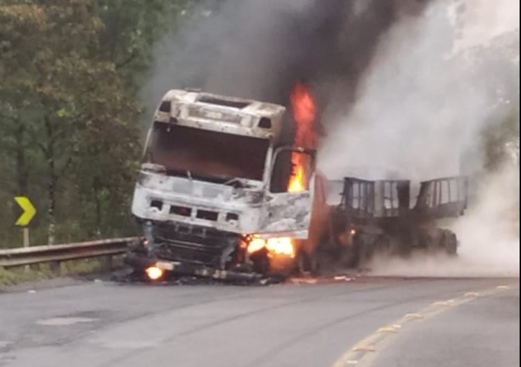 Caminhão pega fogo na Serra da Santa em Pouso Redondo