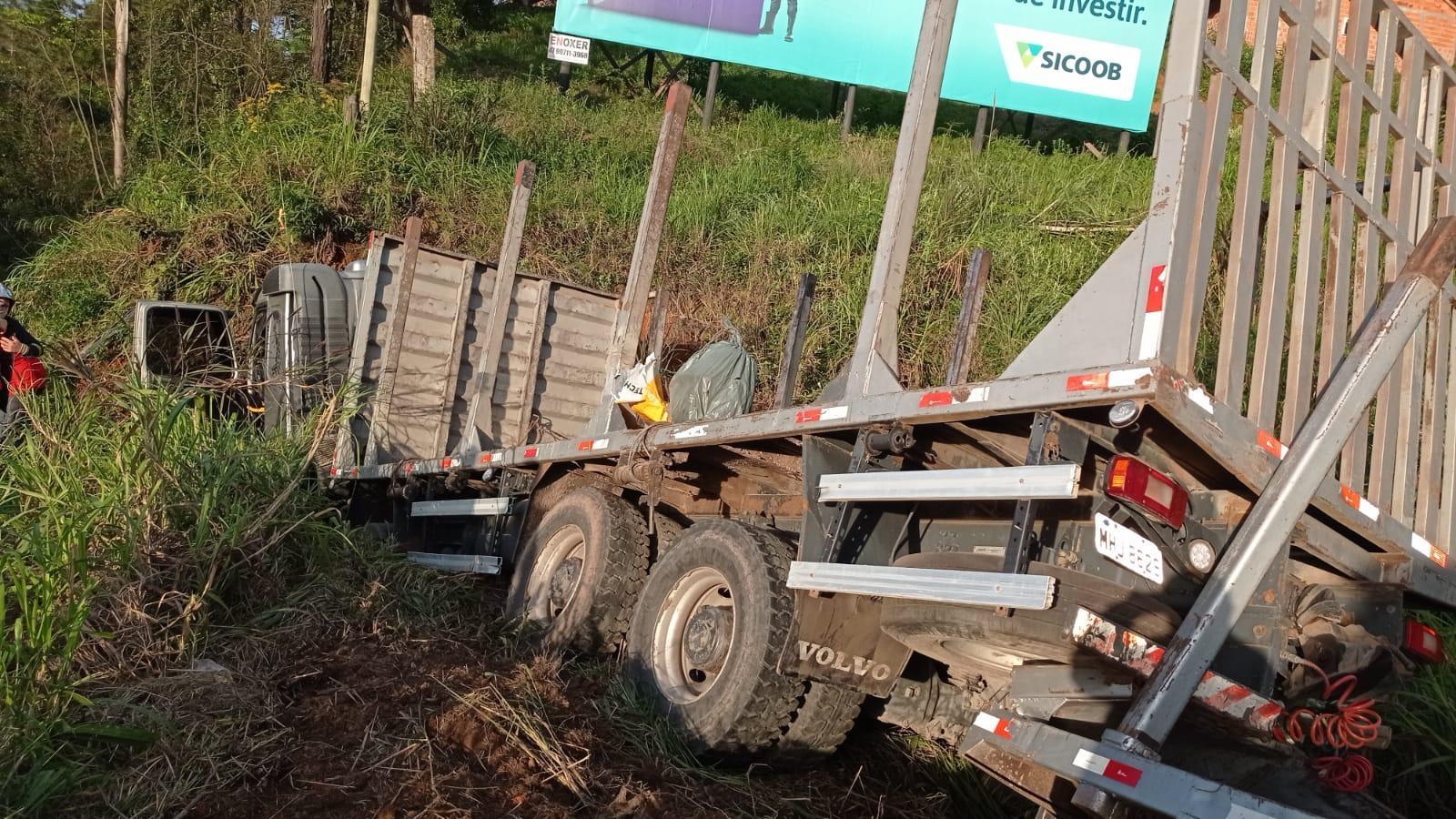 Caminhão se envolve em acidente na BR-470