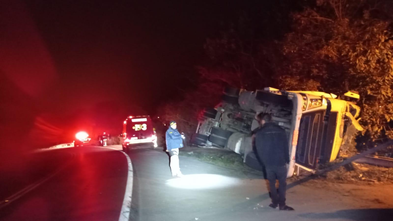 Caminhão tomba BR-470 próximo a divisa de Ibirama e Apiúna