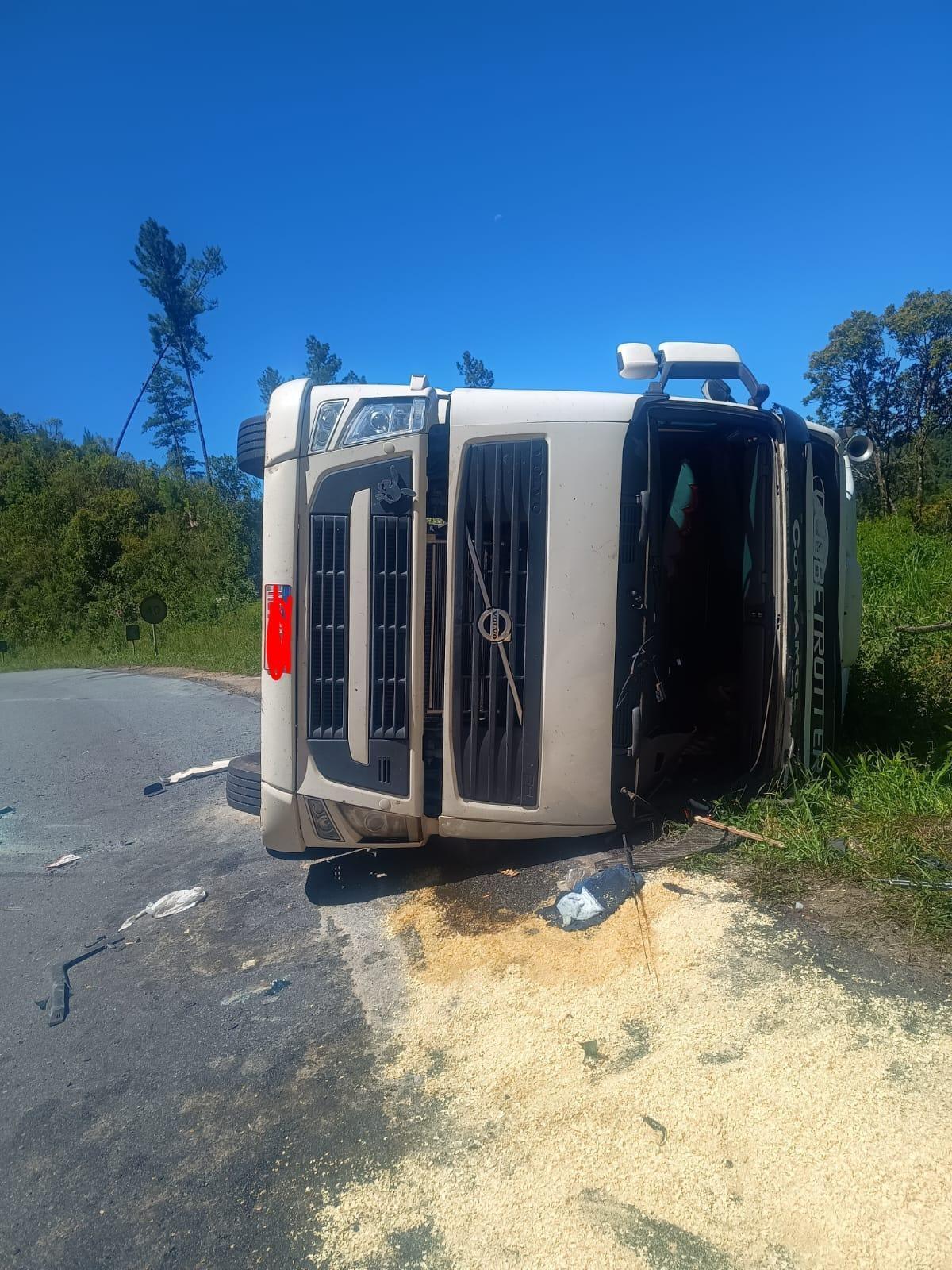 Caminhão tomba na BR-470 e motorista fica ferido em Pouso Redondo