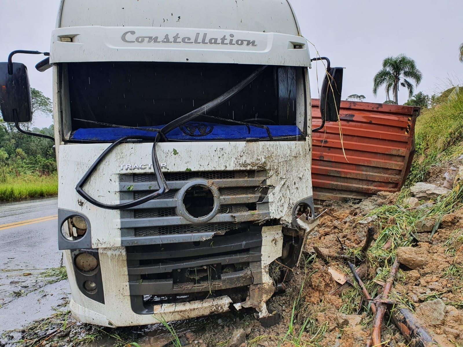 Caminhão tomba na BR-470 no Alto Vale; duas pessoas ficaram feridas