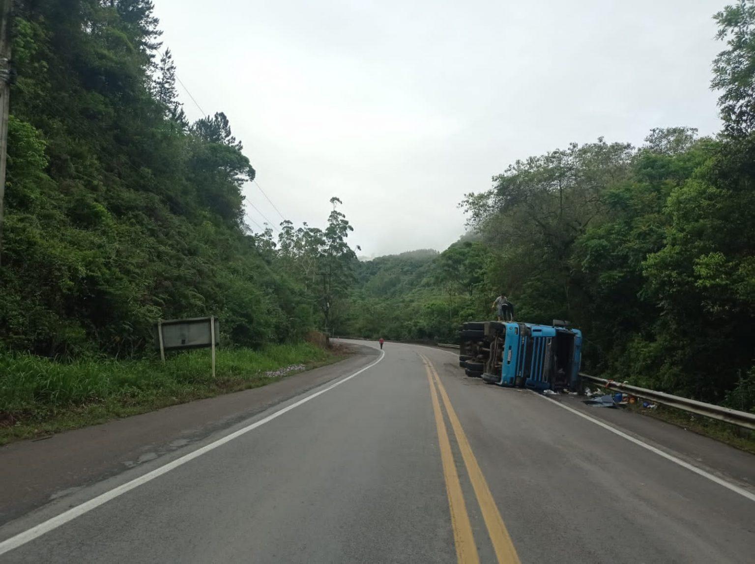 Caminhão tomba na manhã desta terça-feira (29) em Apiúna