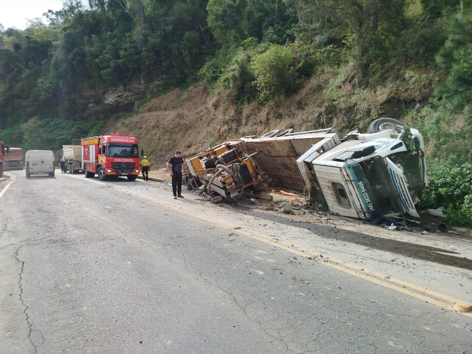 Caminhão tomba na SC-350 em Ituporanga e deixa três feridos