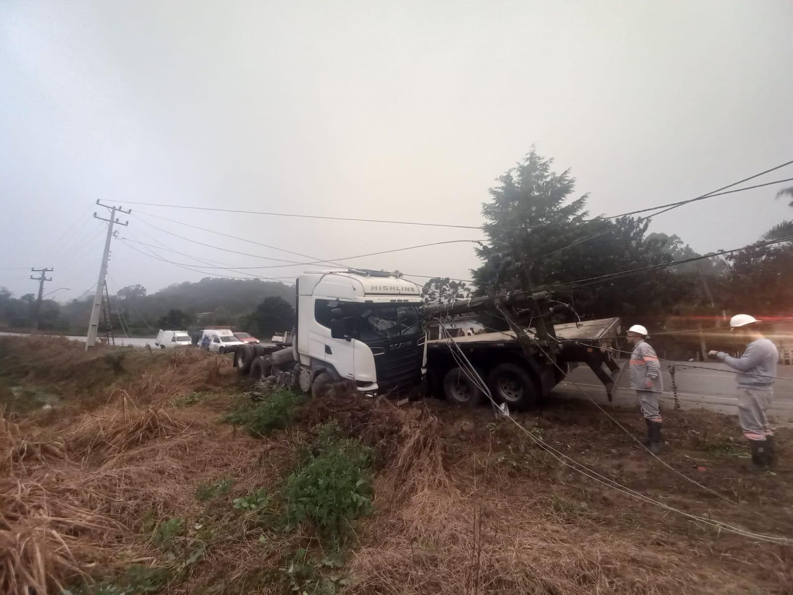 Caminhoneiro fica ferido após acidente na SC-281 em Imbuia