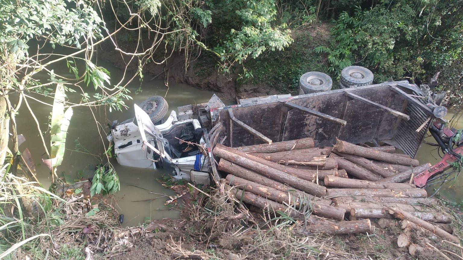 Caminhoneiro morre após veículo capotar e cair em rio no Alto Vale 