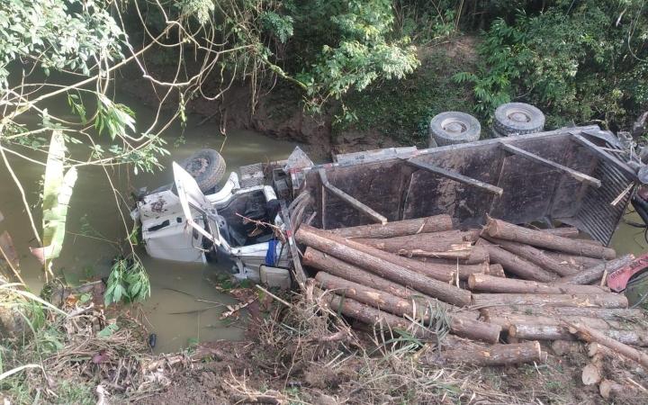 Caminhoneiro morre após veículo capotar e cair em rio no Alto Vale 