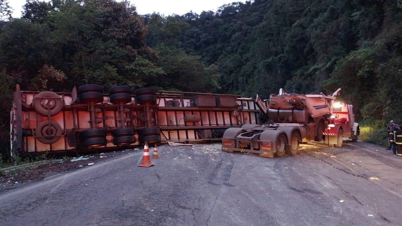 Caminhoneiro morre em acidente envolvendo três carretas na BR-470 no Alto Vale 