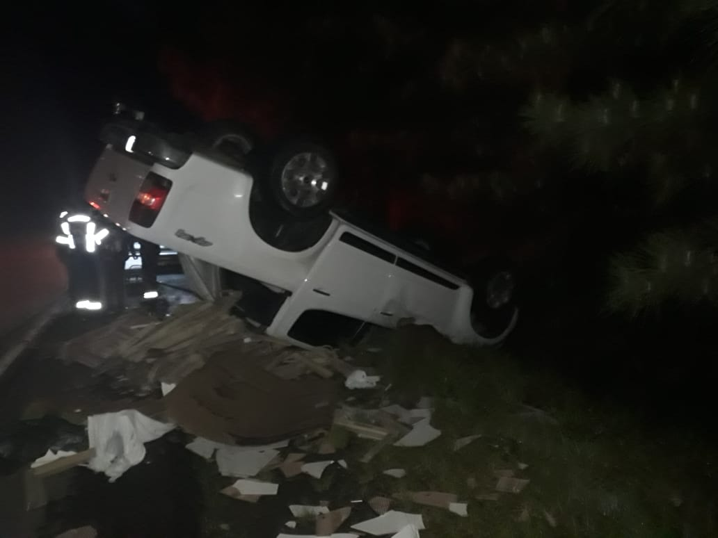 Caminhonete capota em Bom Retiro e condutora fica ferida