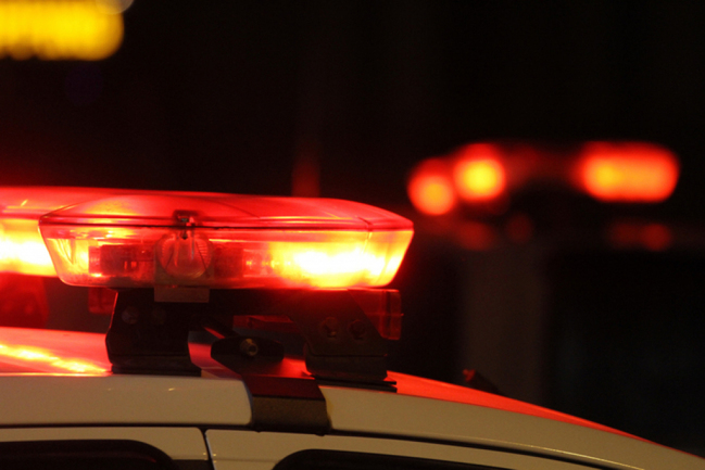 Camioneta carregada de sucata bate em veículo e foge em Imbuia
