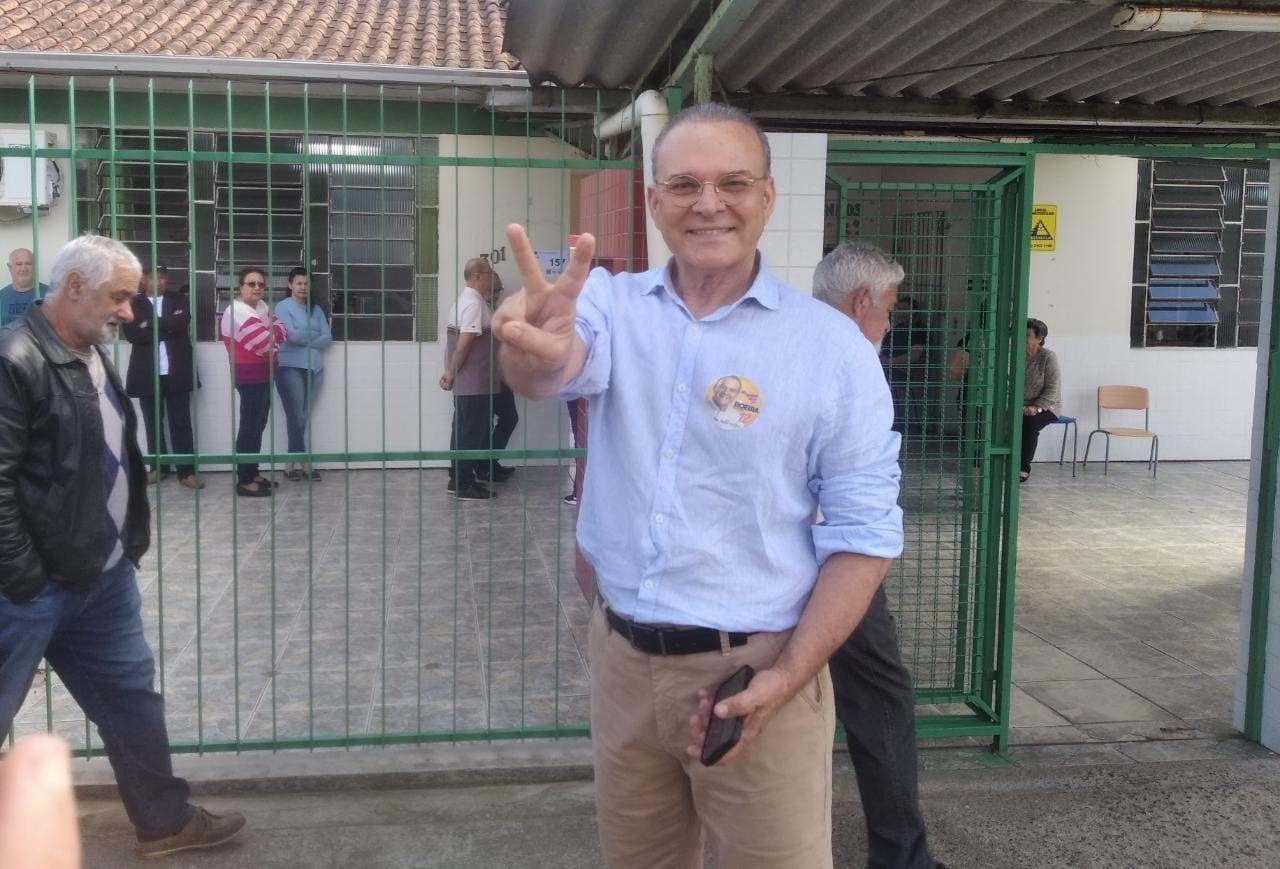 Candidato ao governo do estado, Jorge Boeira (PDT) vota em Criciúma