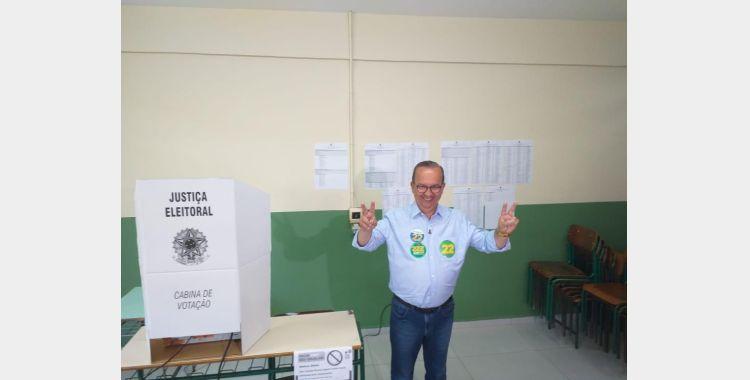 Candidato Jorginho Mello (PL) vota e fala sobre a expectativa em relação às eleições