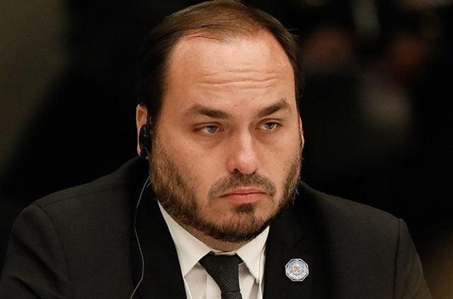 Candidatura de Carlos Bolsonaro ao Senado por SC divide opinião dos eleitores