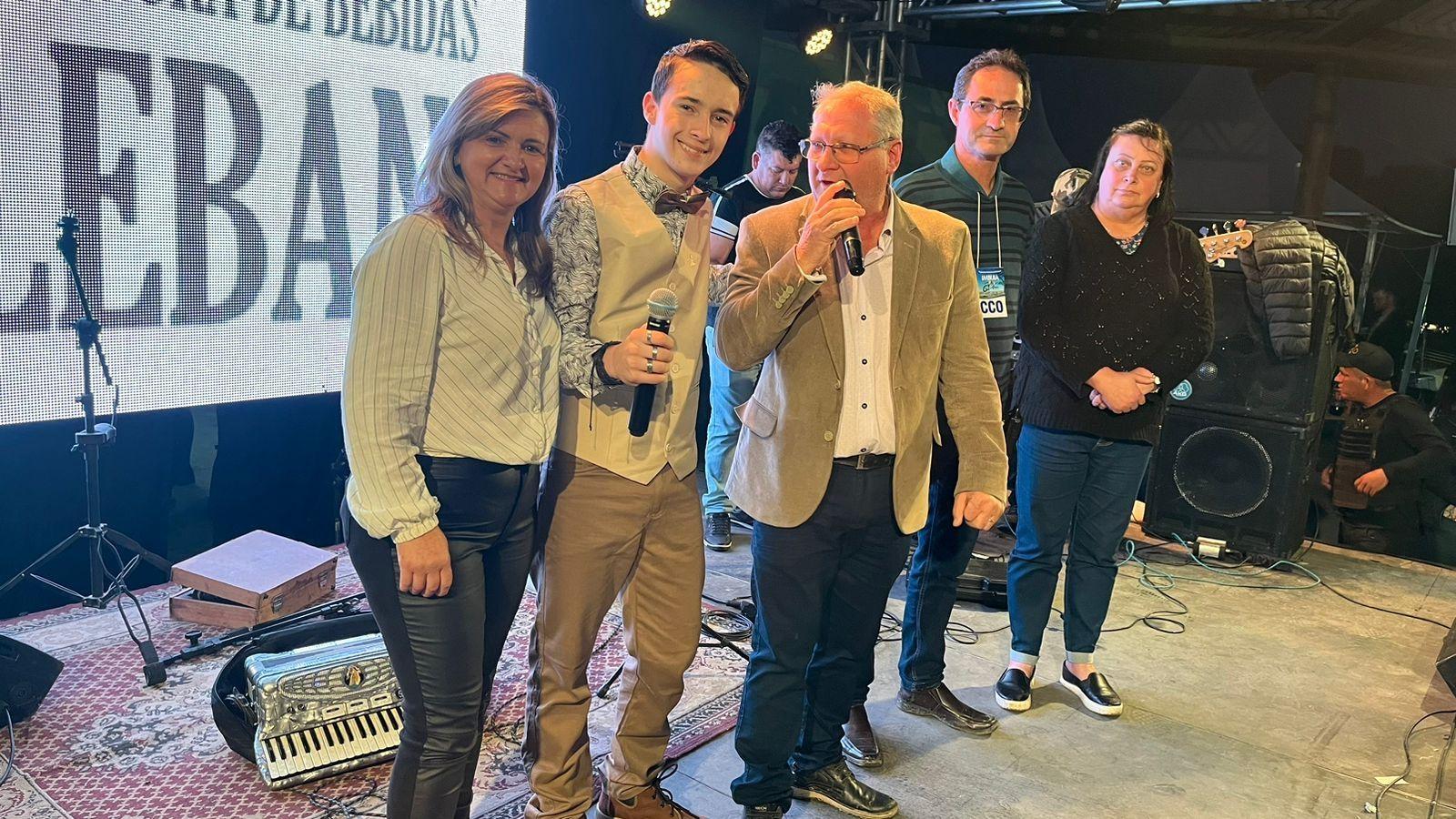 Cantor Wellinton Pedro encanta em evento de 61 anos de Imbuia