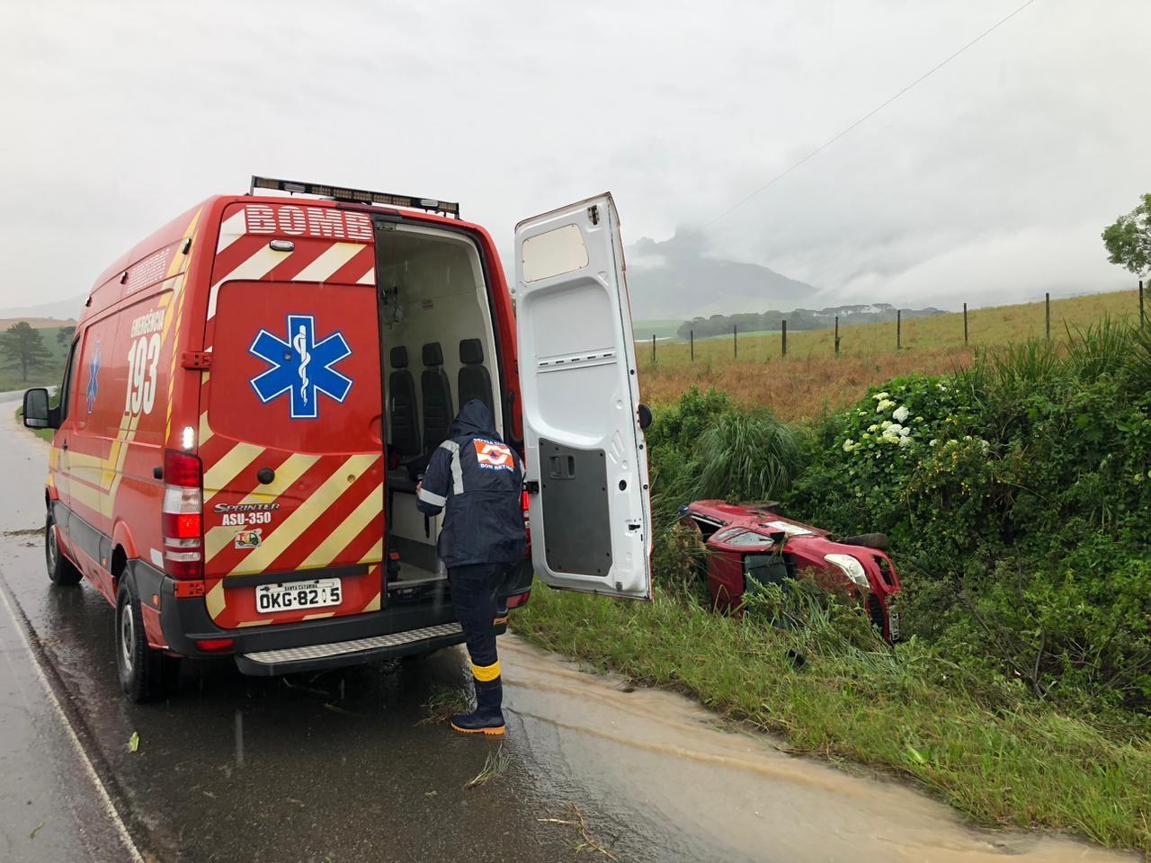 Capotamento de veículo é registrado na BR-282 em Bom Retiro 