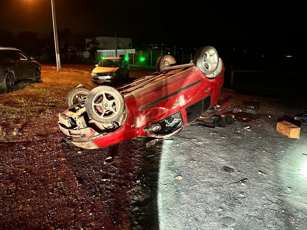Capotamento de veículo na BR-470 deixa caroneiro gravemente ferido