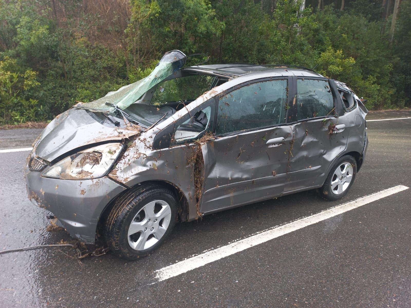 Capotamento deixa motorista ferida na SC-281 em Imbuia