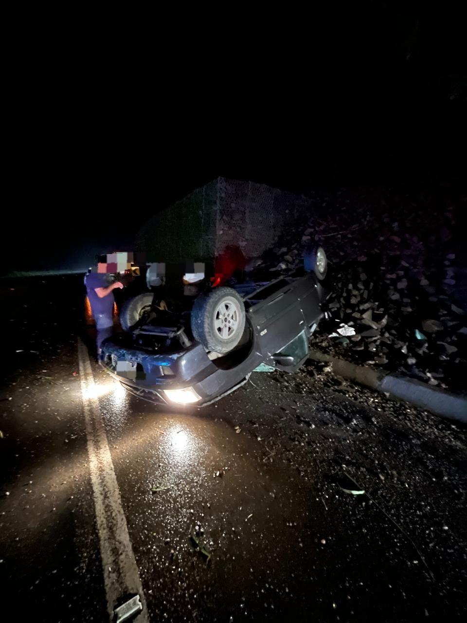 Capotamento deixa mulher gravemente ferida