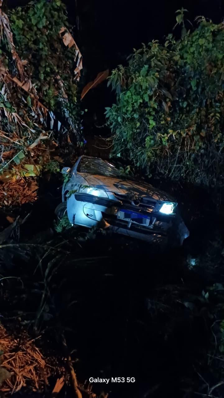 Capotamento deixa três feridos e motorista é arremessado para fora do veiculo