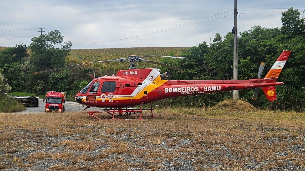 Capotamento deixa três mulheres feridas na SC-110 em Imbuia