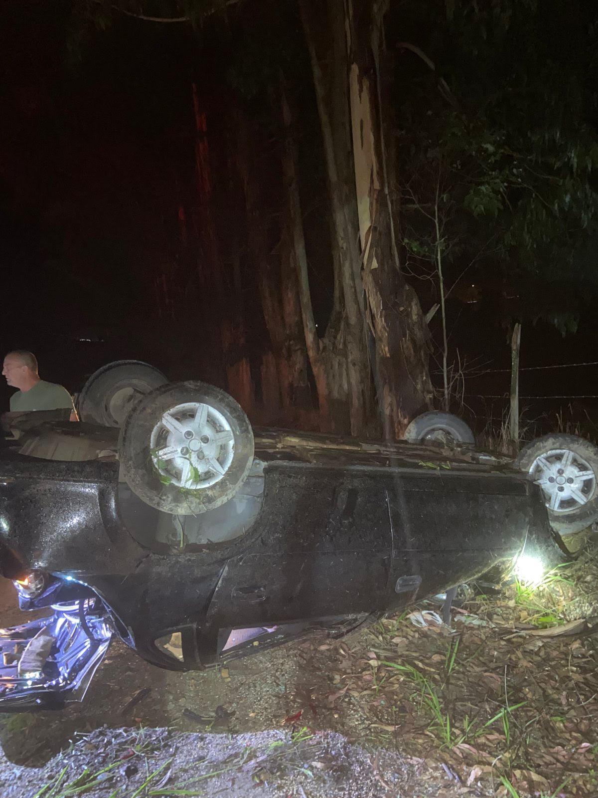 Capotamento na BR-282 em Bom Retiro deixa dois jovens feridos