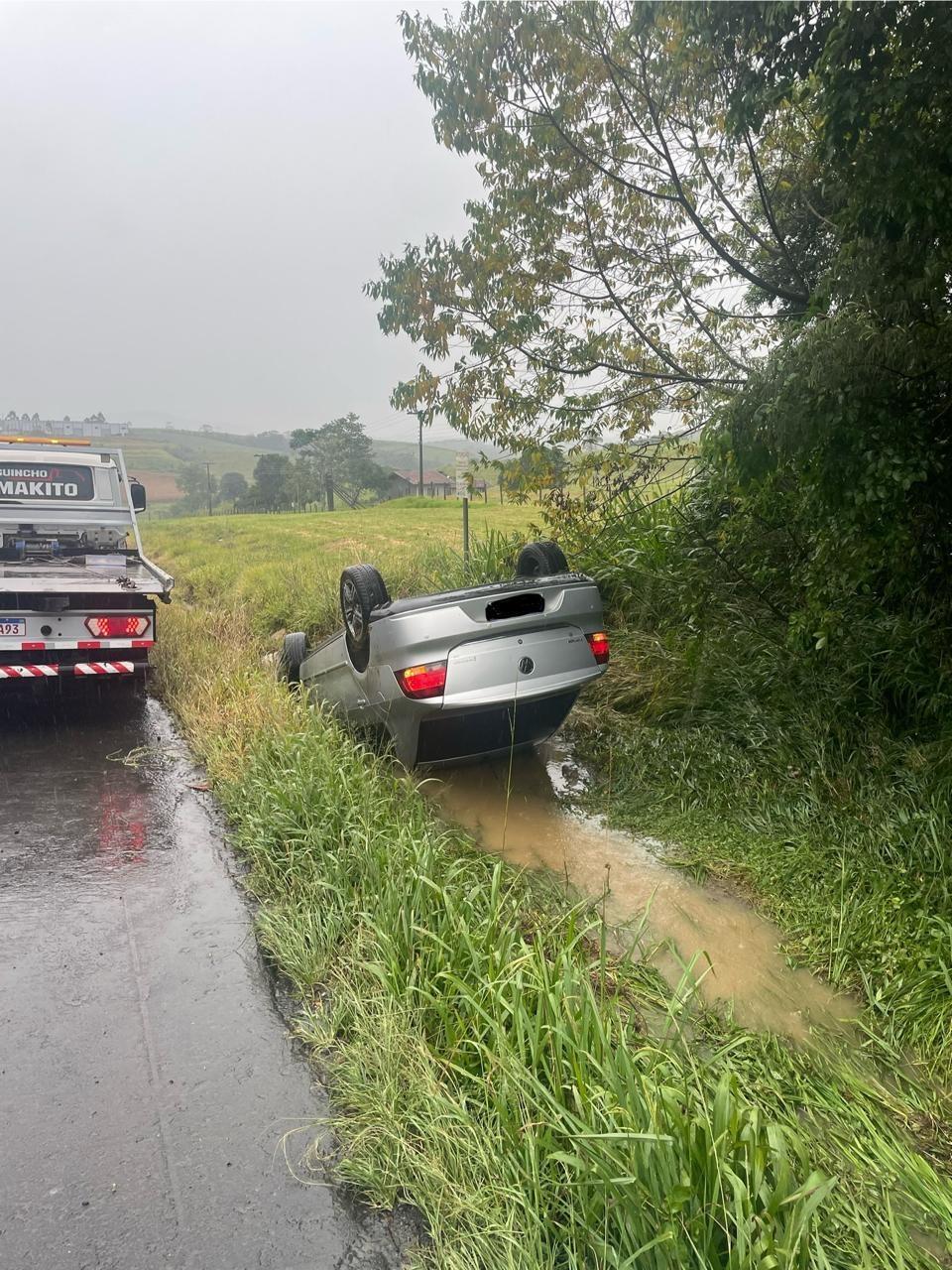 Capotamento na BR-470 deixa quatro pessoas feridas
