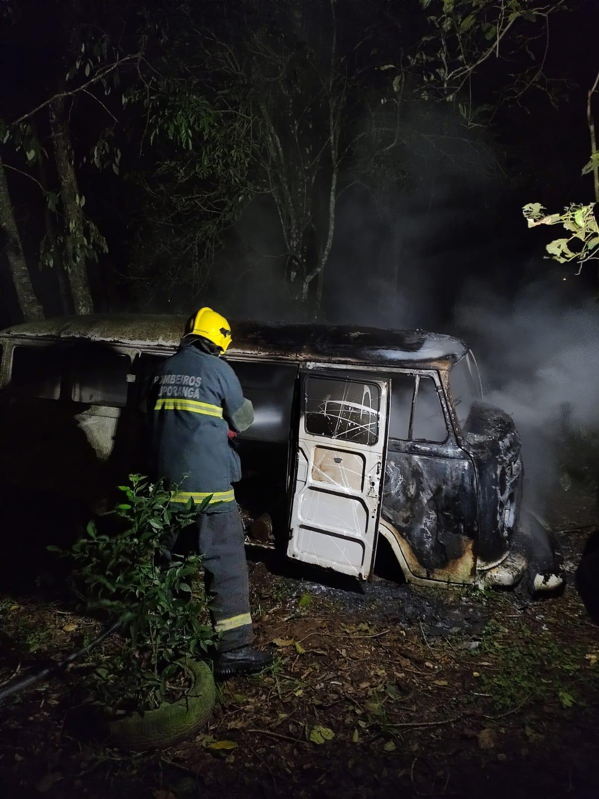 Carcaça de veículo abandonado pega fogo em Ituporanga