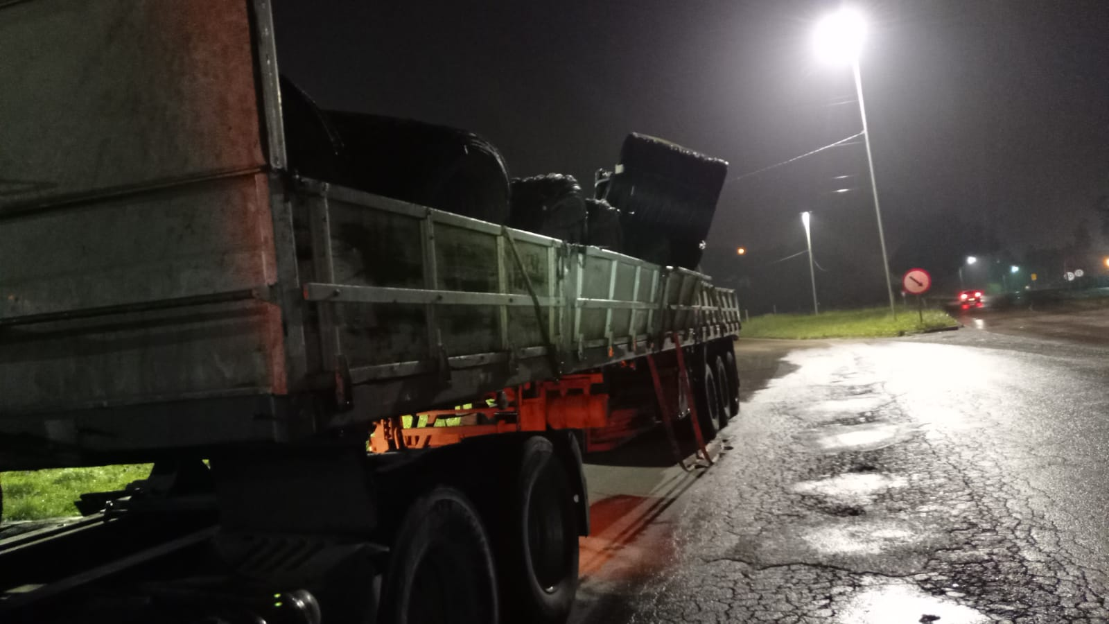 Carga de bobinas cai de caminhão e complica trânsito na BR-470 em Rio Do Sul