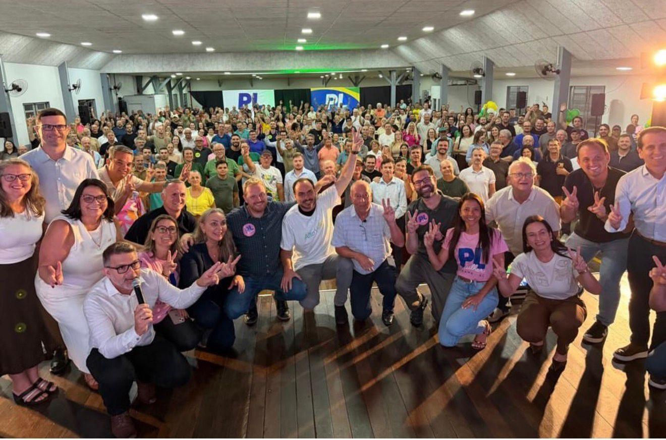 Carlos Bolsonaro e Oscar Gutz se reúnem para articulação política no Alto Vale