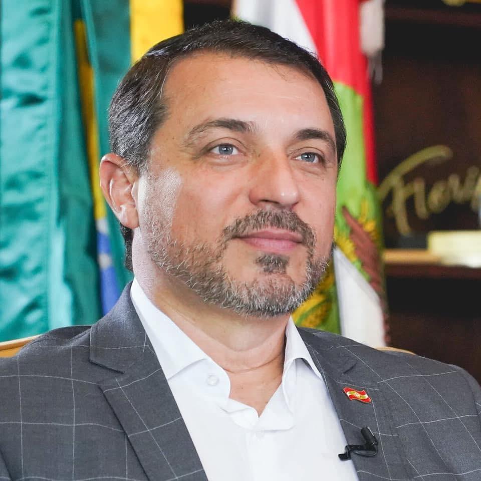 Carlos Moisés assina decreto que define transição no governo