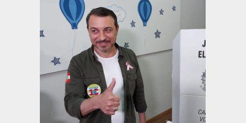 Carlos Moisés vota no Colégio São José em Tubarão e vai aguardar o resultado final das eleições em Florianópolis