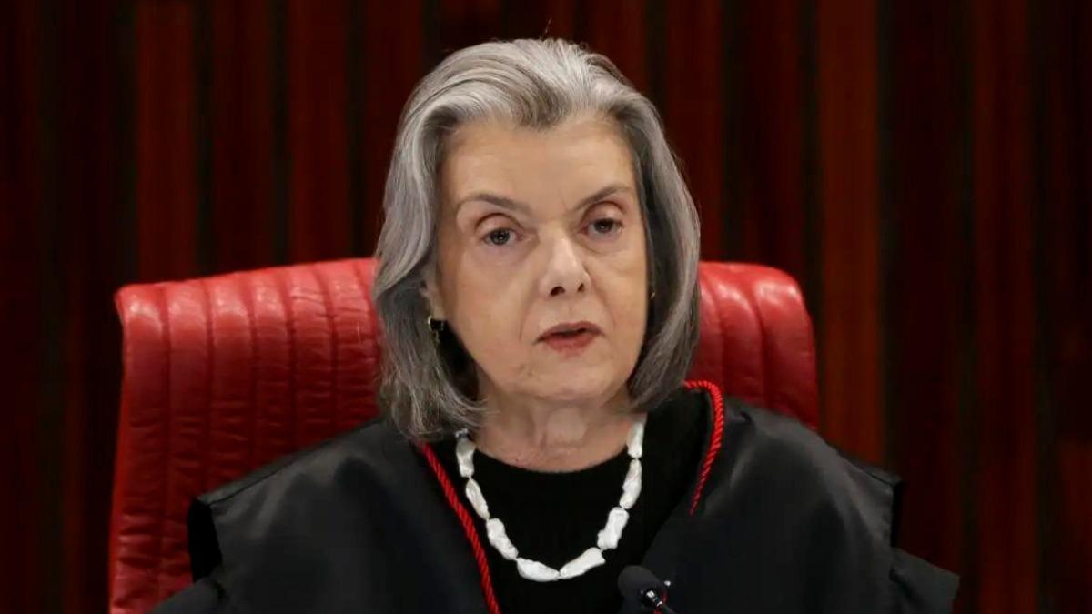 Cármen Lúcia é eleita presidente do TSE pelos próximos dois anos