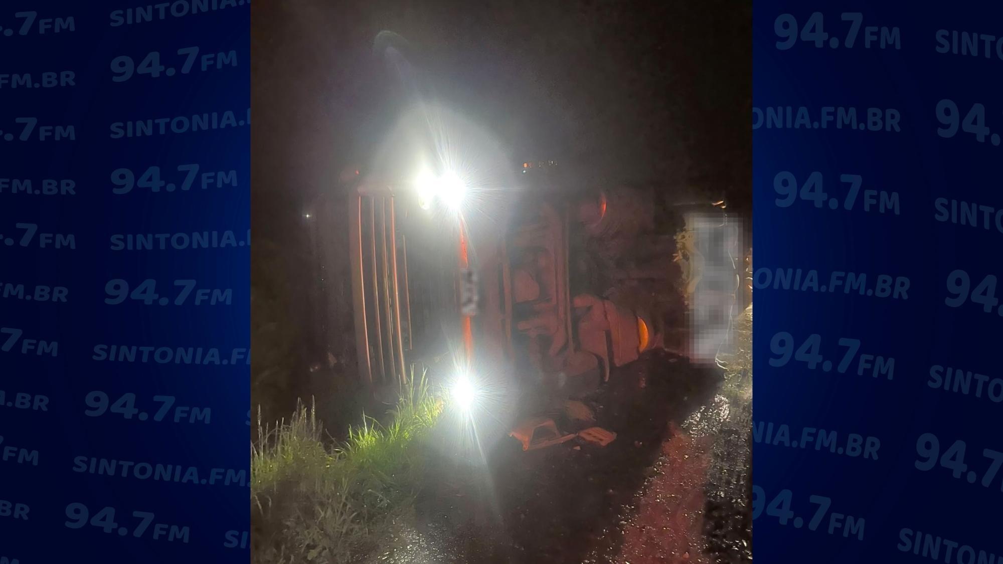 Carreta carregada com carnes tomba na BR-470 em Pouso Redondo