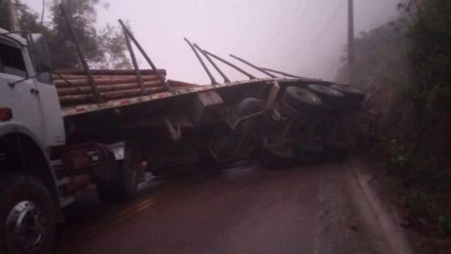 Carreta carregada com madeira tomba e bloqueia SC no Alto Vale
