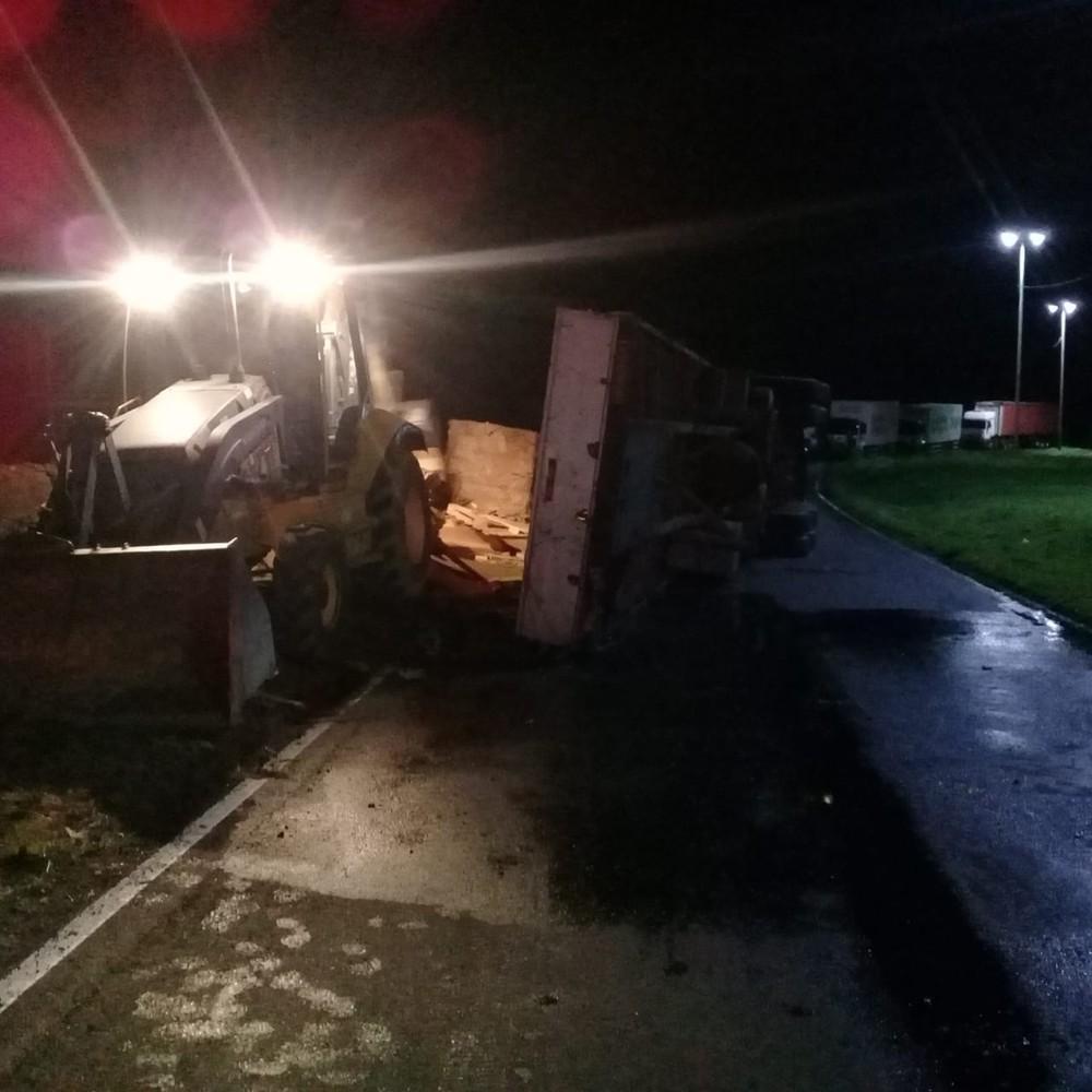Carreta com carga de papel reciclado tomba em Ibirama