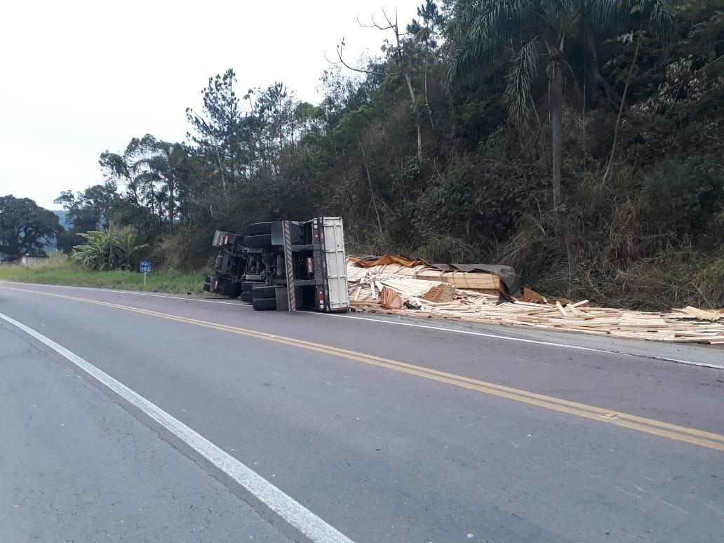 Carreta com placas de Rio do Sul tomba na BR-470 em Apiúna