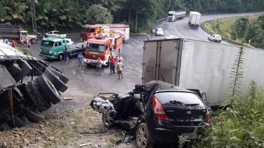 Carreta desgovernada colide em carro e caminhão na BR-470 em Pouso Redondo