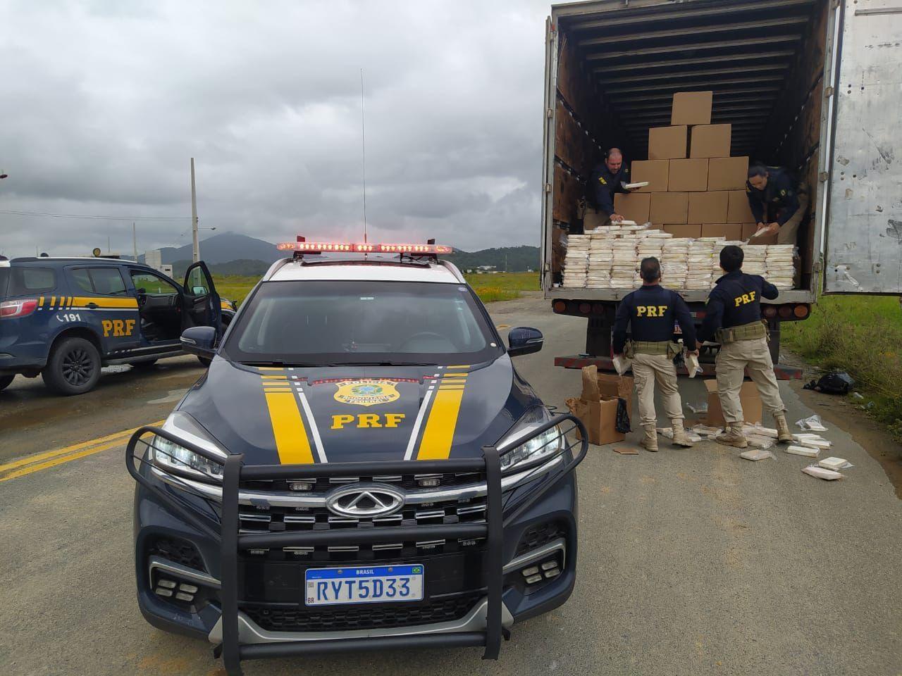 Carreta é interceptada com mais de uma tonelada de cocaína