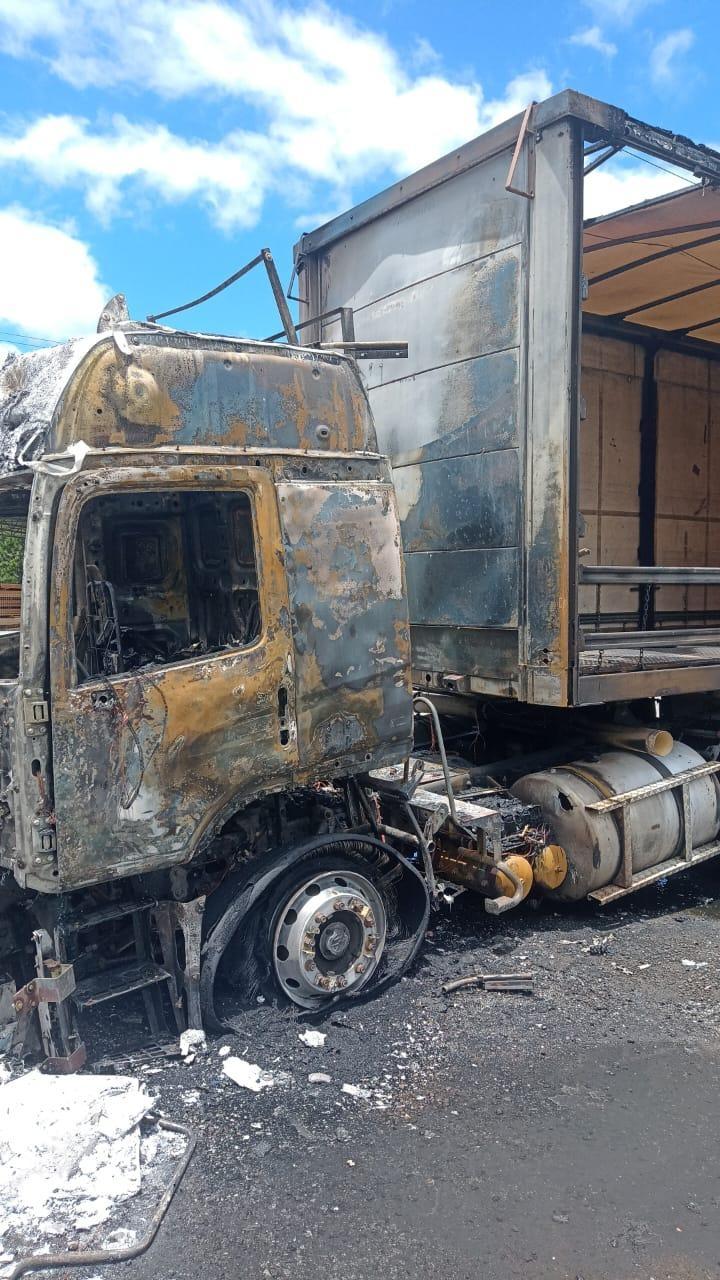 Carreta fica destruída após pegar fogo 