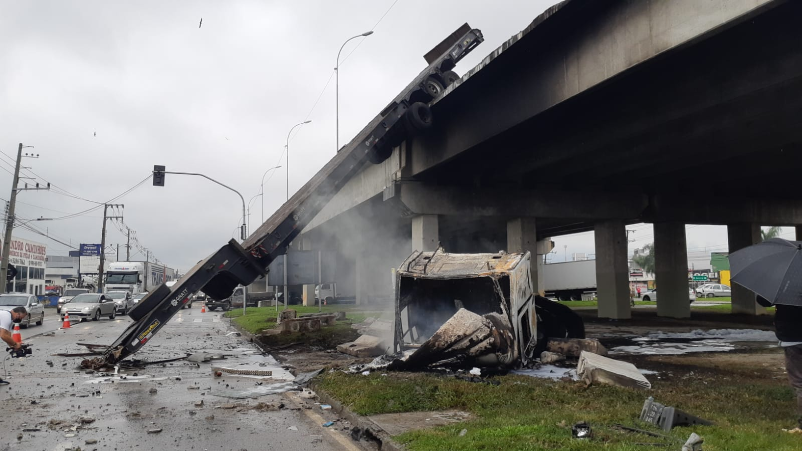 Carreta pega fogo após cair de viaduto em SC