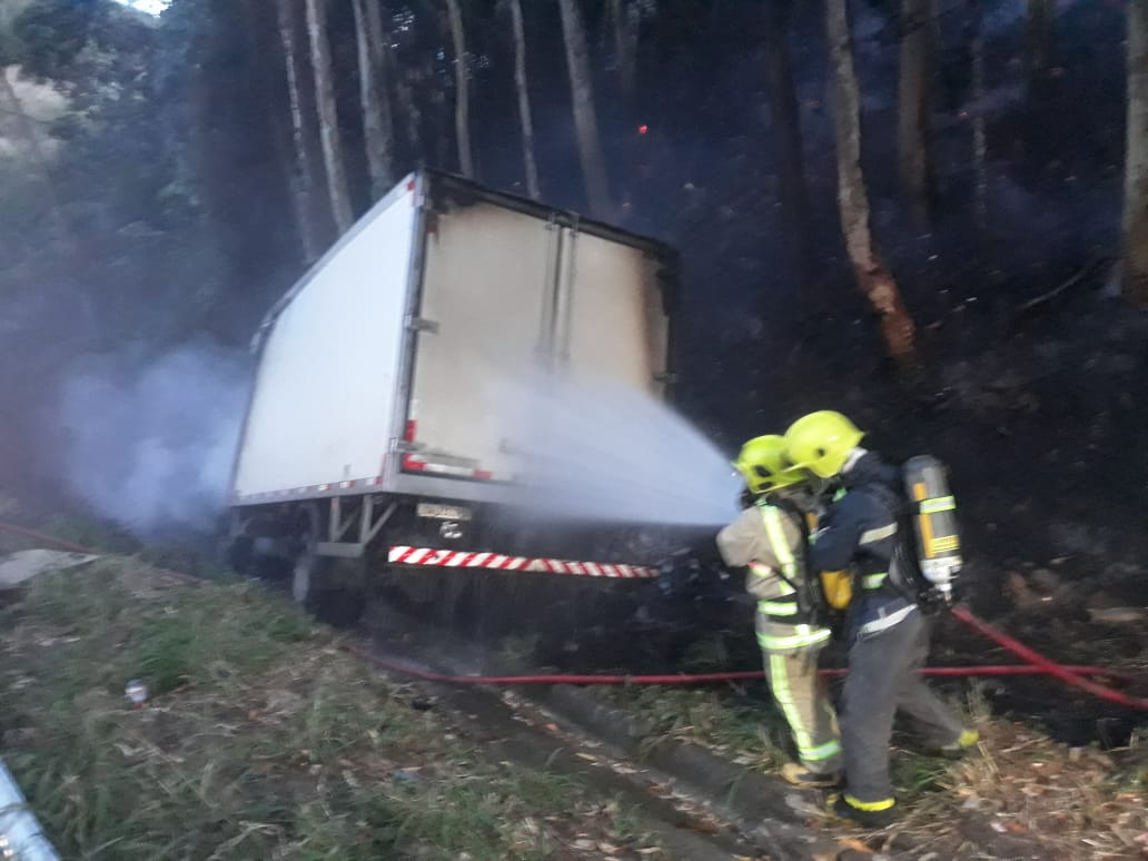 Carreta pega fogo na BR-470