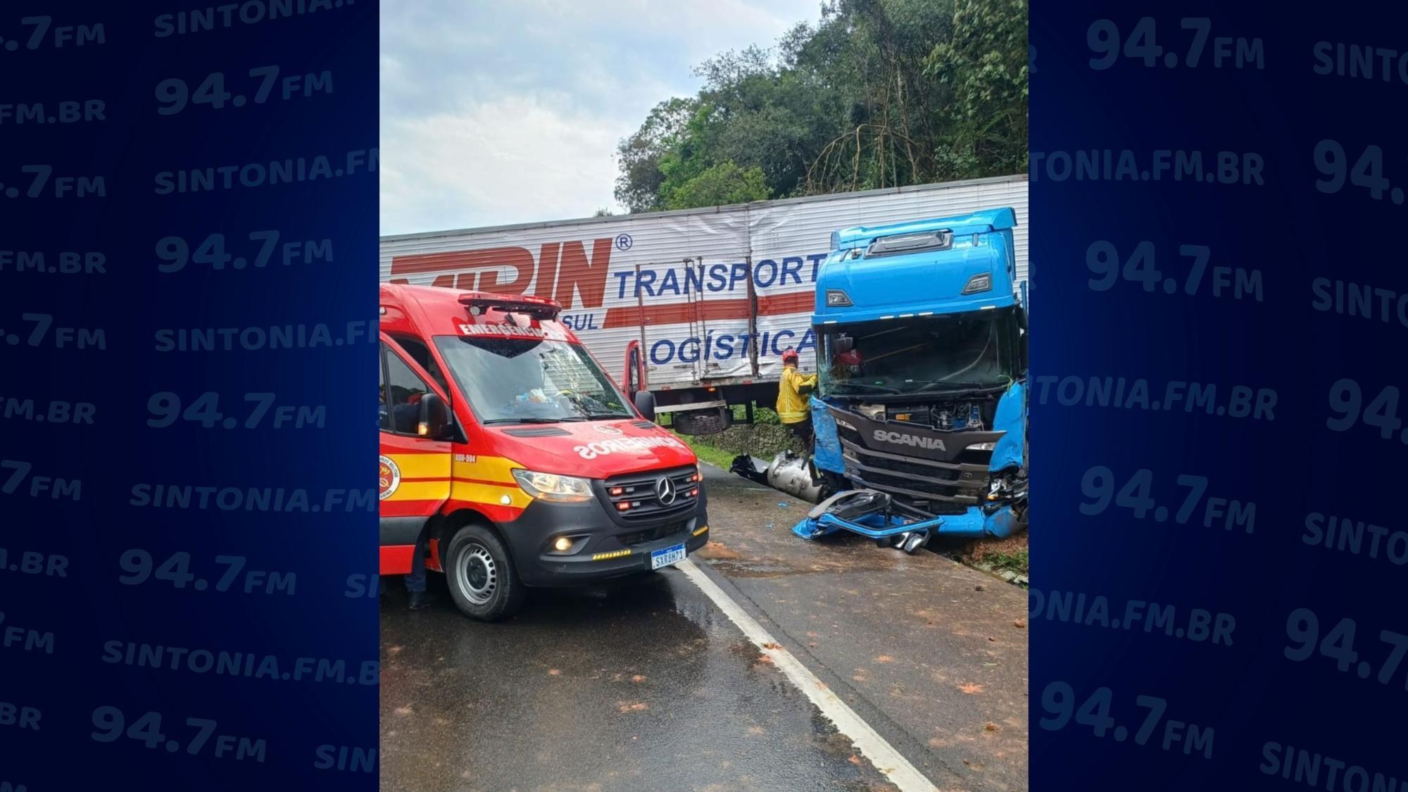 Carreta sai da pista na BR-470 e deixa três feridos em Agronômica
