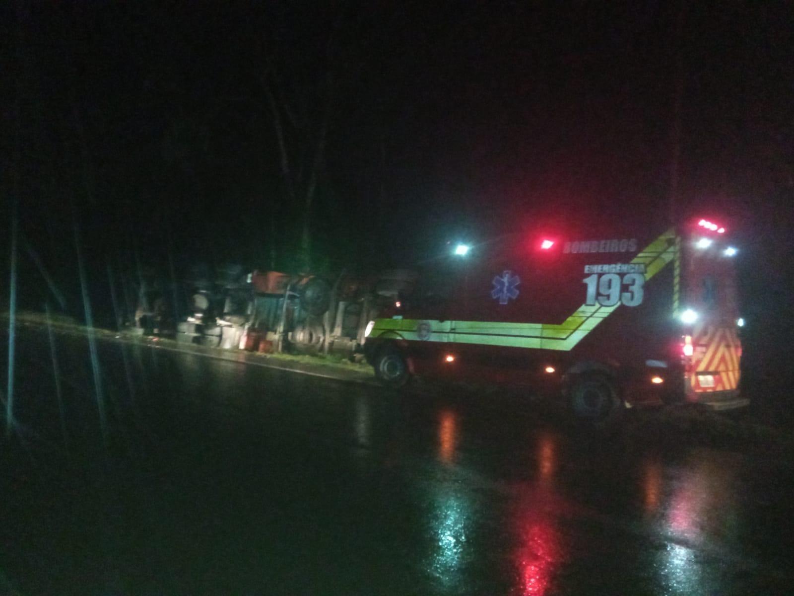 Carreta tomba após colidir com veículo na BR-282