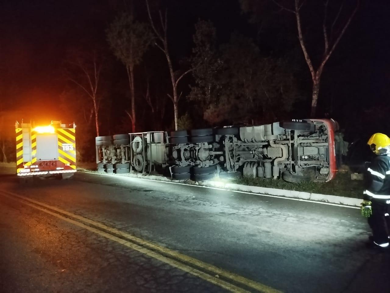 Carreta tomba após sair da pista na SC-350 em Ituporanga