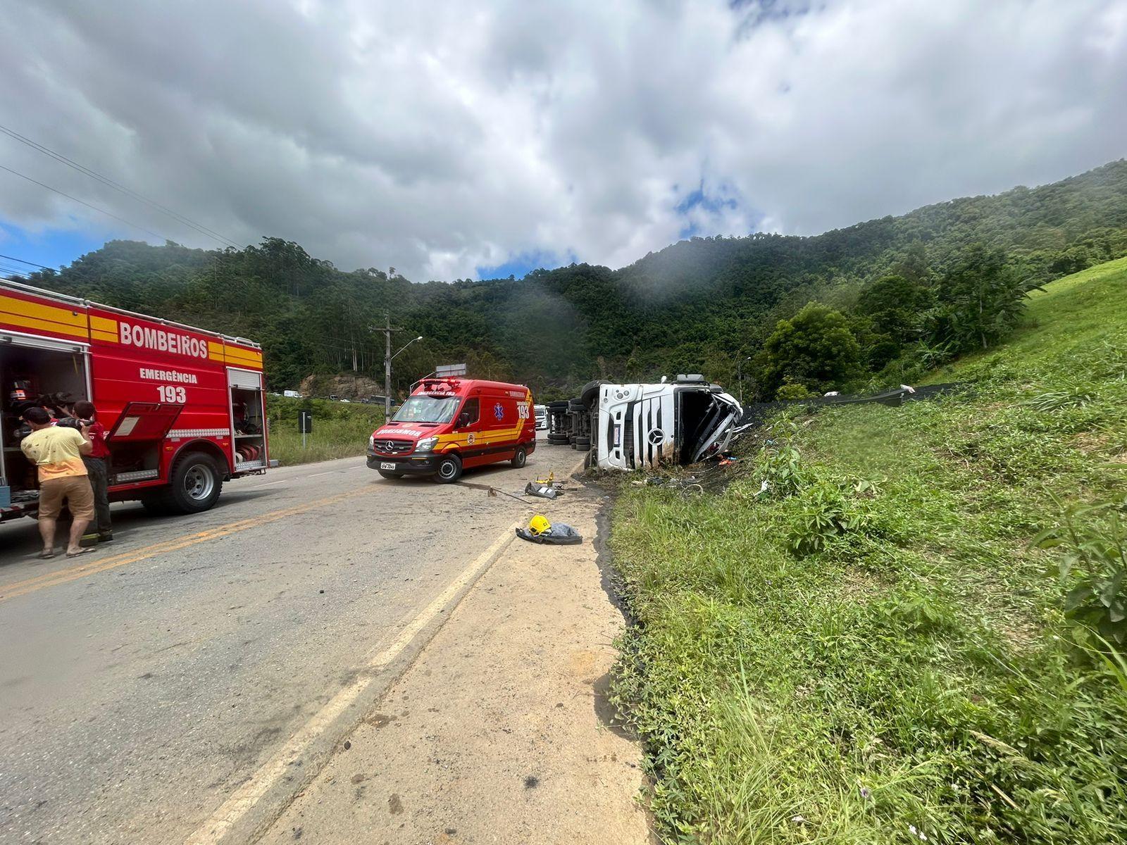  Carreta tomba e deixa motorista e passageiro feridos em Vidal Ramos 