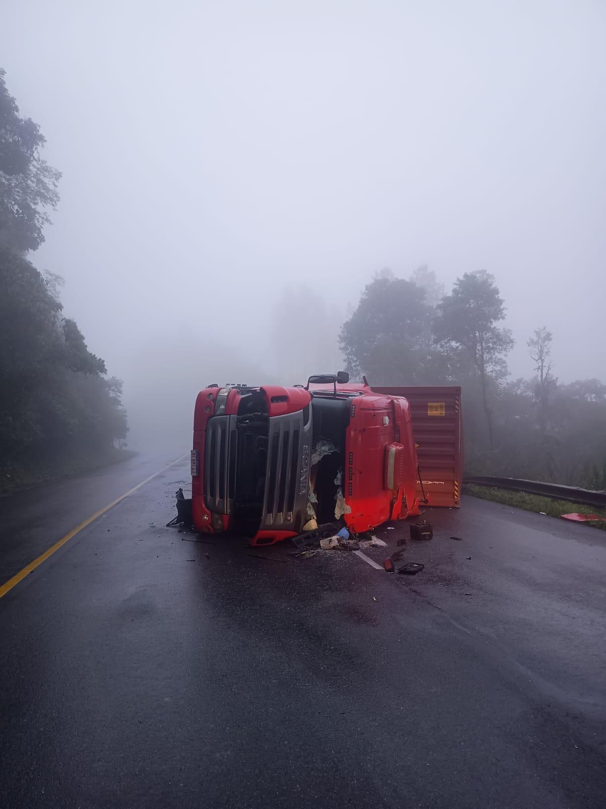Carreta tomba e interdita meia pista na BR-470 em Pouso Redondo