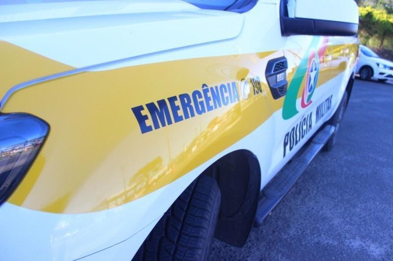 Carreta tomba e motorista fica gravemente ferido na SC-350 
