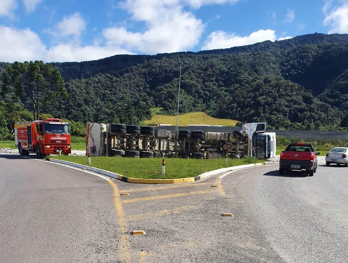 Carreta tomba na BR-282 em Bom Retiro 