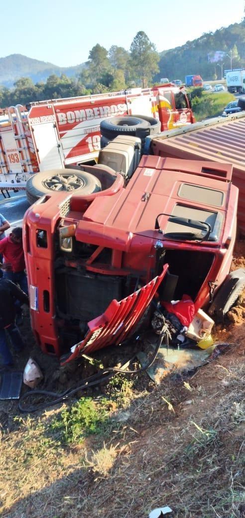Carreta tomba na BR-470 e motorista fica preso as ferragens